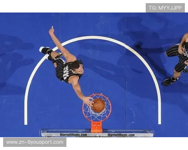 戈登底角三分稳稳命中扩大分差，掀起赛场风暴